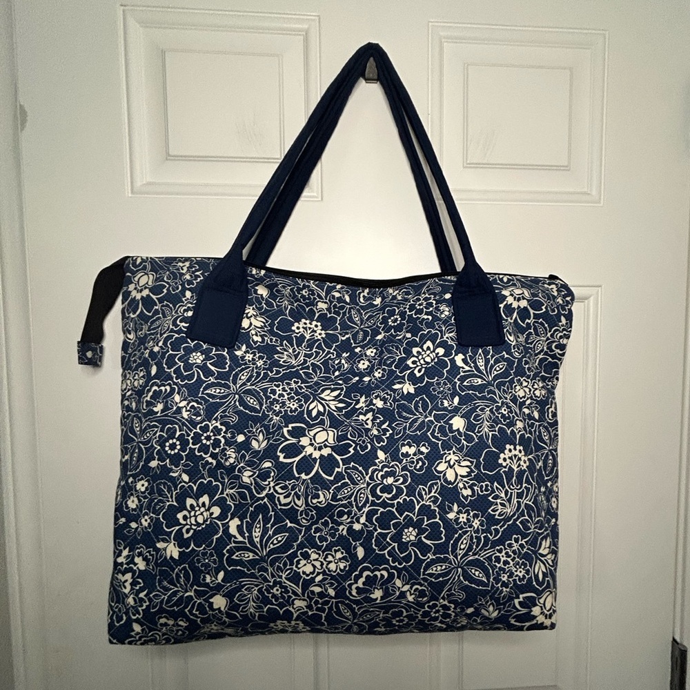 5/$25 Large quilted blue and white floral printed, zippered tote - Picture 2 of 10